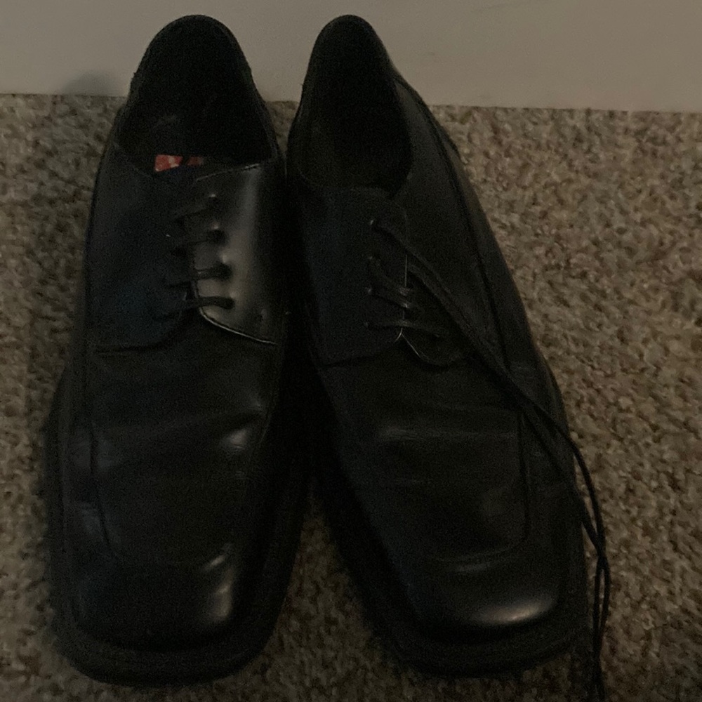 Mens shoes in good shape.